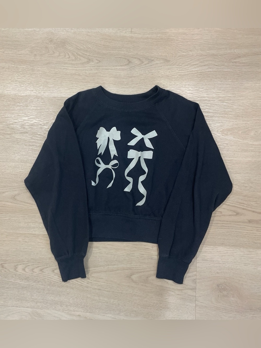 Girls' Black Bow Graphic Cropped Sweatshirt